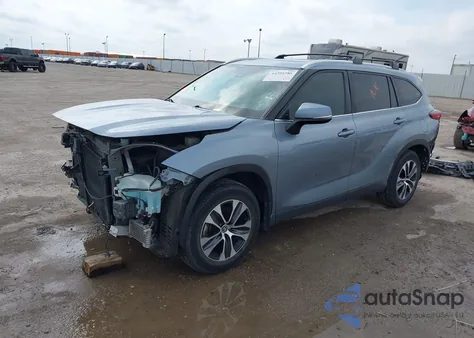 2021 Toyota Highlander Xle z USA, uszkodzony, nr VIN 5TDGZRAH2MS032948